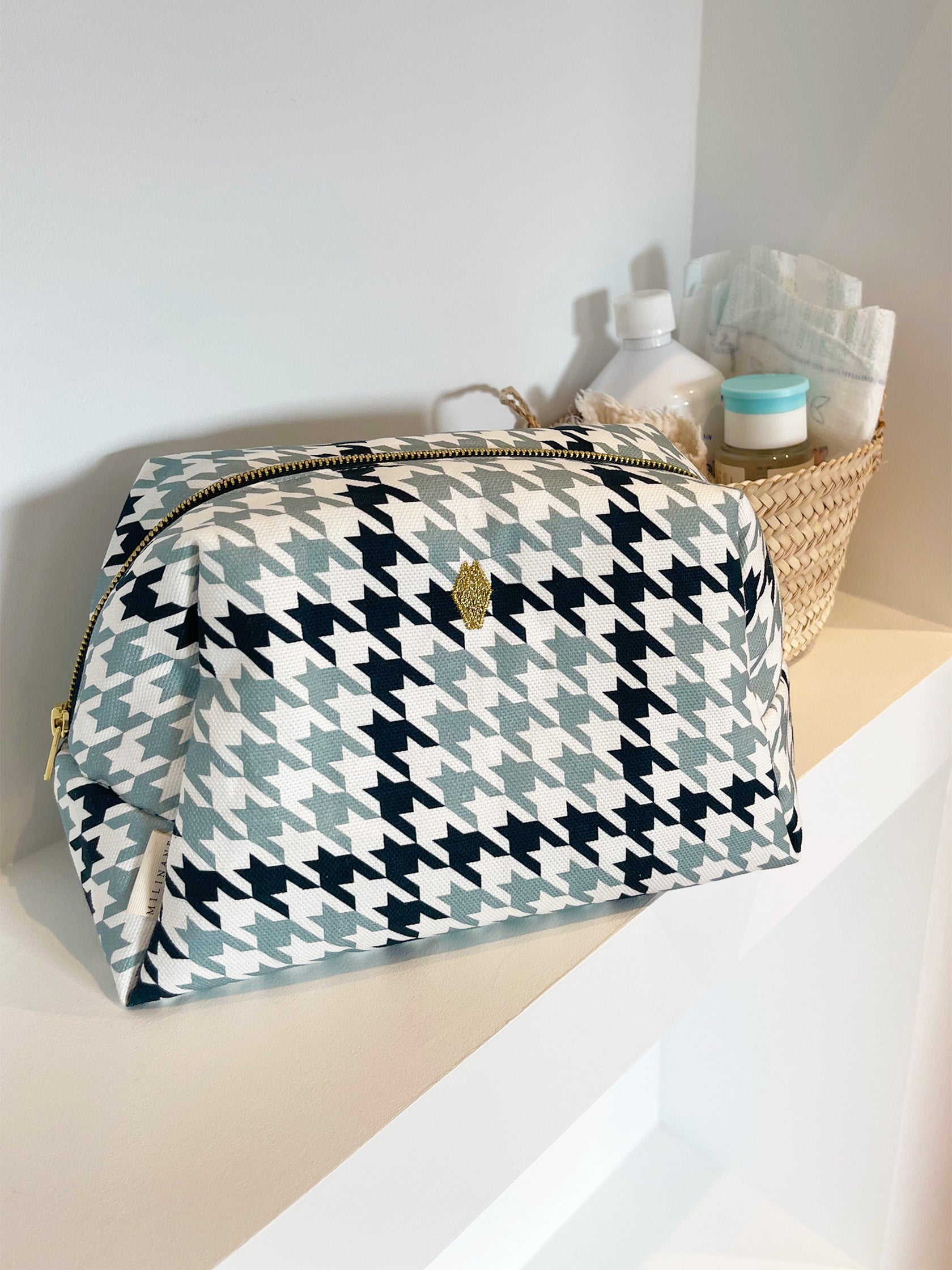 trousse-de-toilette-jade-bebe-maman-cocotte-celadon-pied-de-poule-vert-bleu-blanc-ambiance-milinane