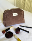 trousse-de-toilette-jade-bebe-maman-enfant-femme-adulte-velours-cotele-marron-chocolat-ambiance-milinane