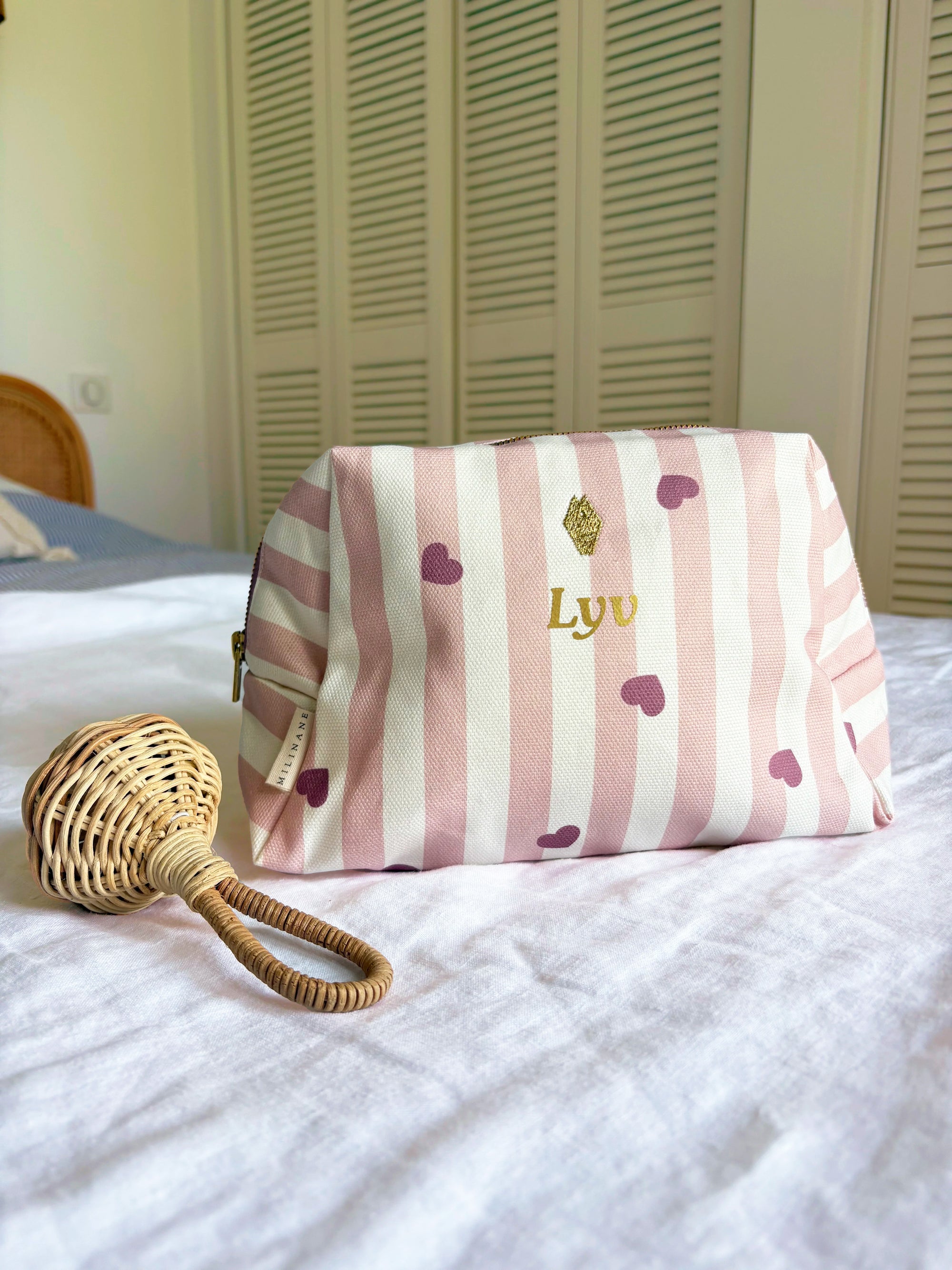 trousse-de-toilette-jade-candy-cane-maman-enfant-bebe-rayures-coeurs-rose-personnalise-milinane