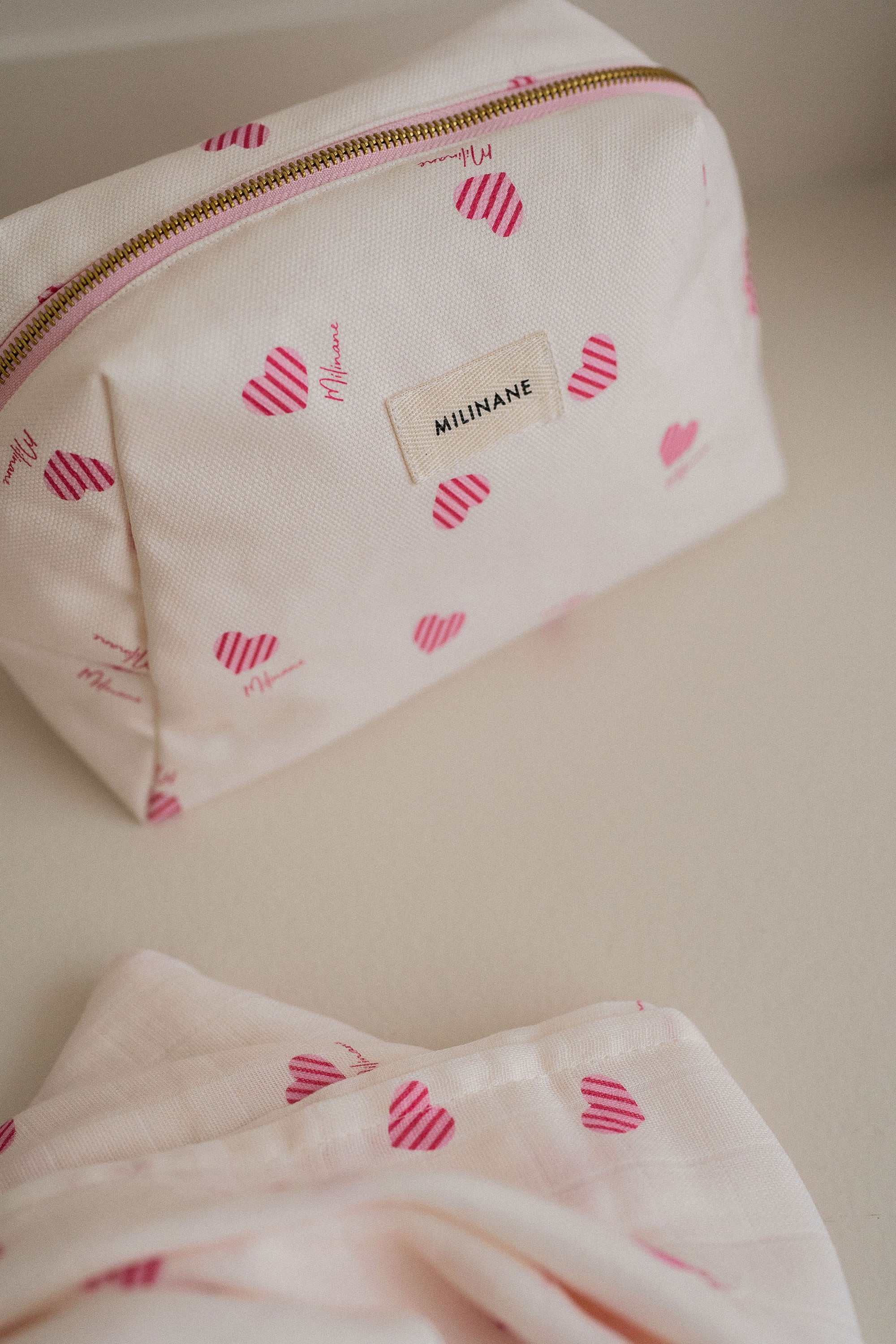 trousse-de-toilette-jade-enfant-femme-adulte-coeur-blanc-rose-rouge-cadeau-naissance-rayures-milinane