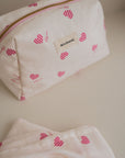 trousse-de-toilette-jade-enfant-femme-adulte-coeur-blanc-rose-rouge-cadeau-naissance-rayures-milinane