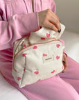 trousse-de-toilette-jade-enfant-femme-coeur-blanc-rose-rouge-cadeau-naissance-rayures-milinane-ambiance