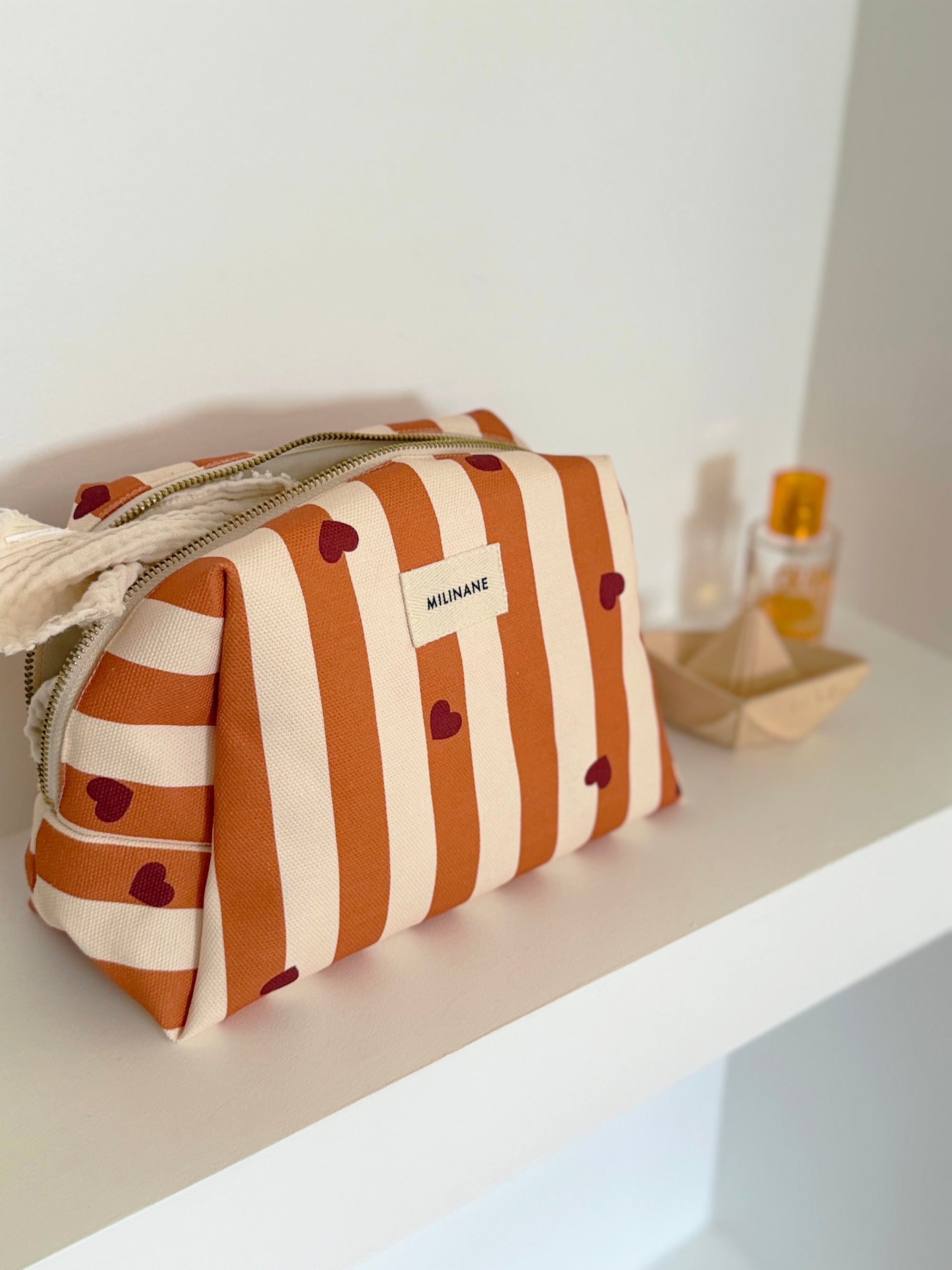 trousse-de-toilette-jade-motif-caramel-rayures-orange-coeur-bordeau-milinane