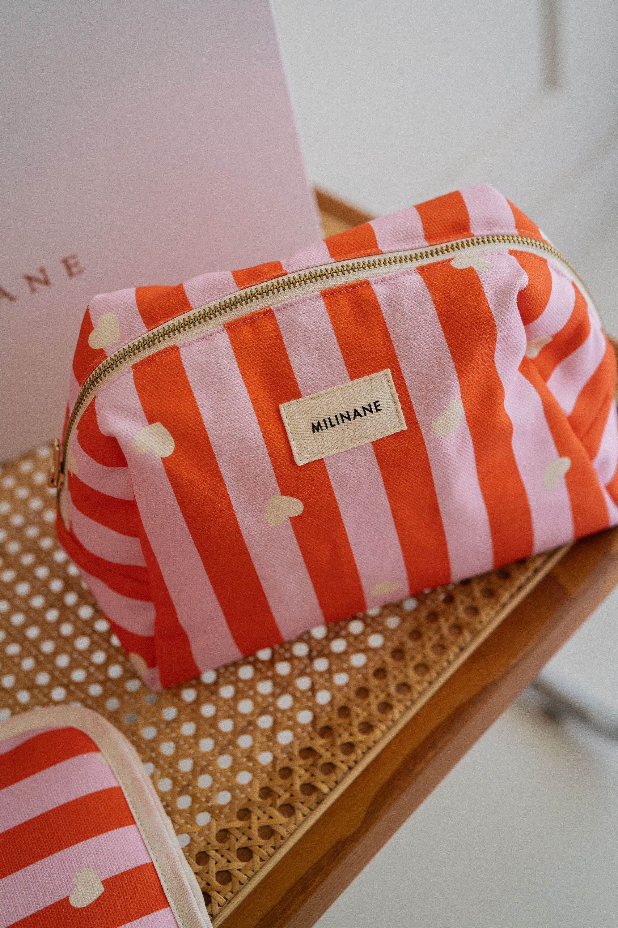 trousse-de-toilette-jade-motif-lollipop-trousse-pour-enfant-femme-et-bebe-rayure-orange-et-rose-milinane