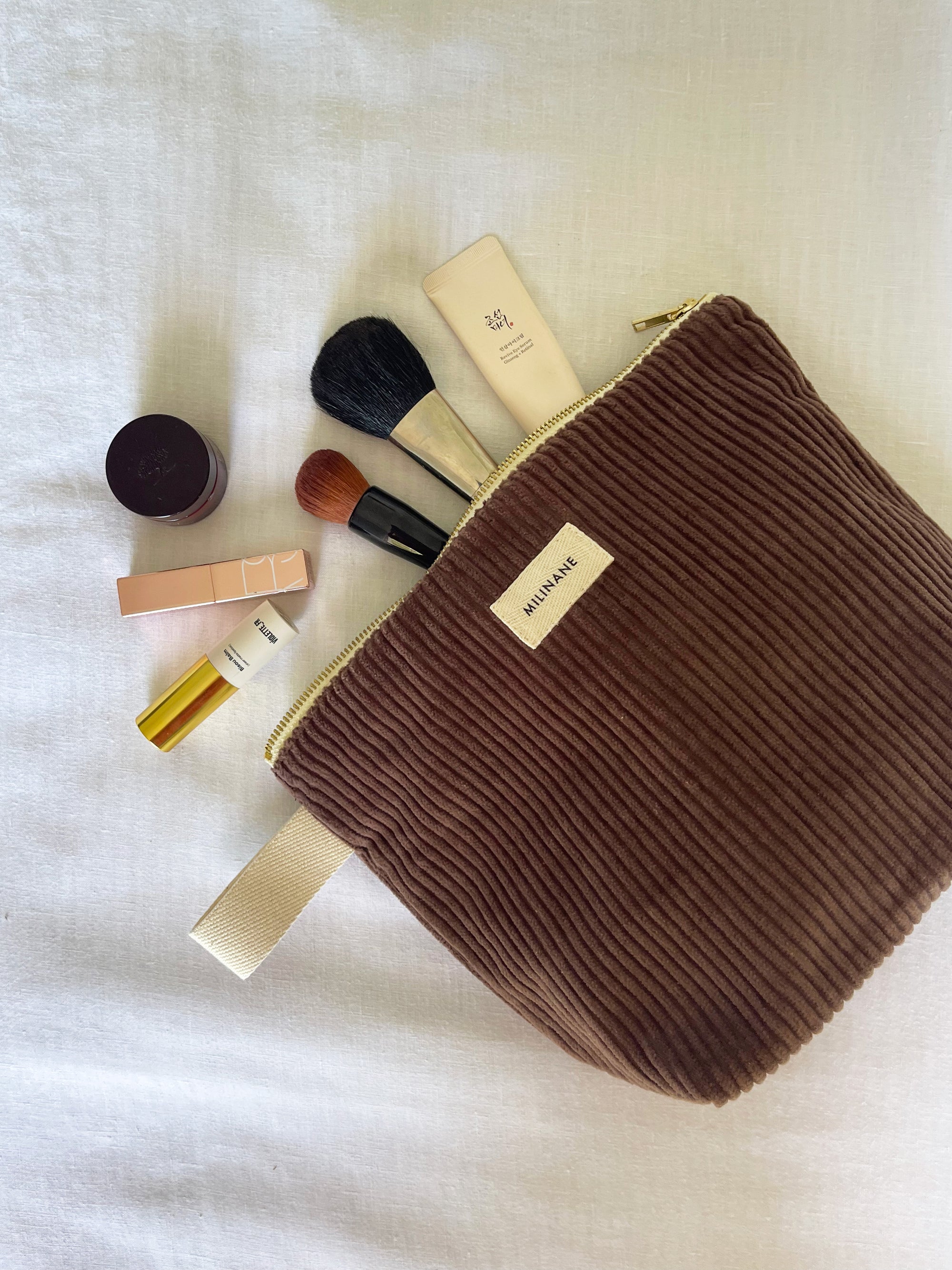 trousse-de-toilette-jeannette-maman-maquillage-femme-adulte-marron-velours-cotele-marron-chocolat-ouverte-milinane