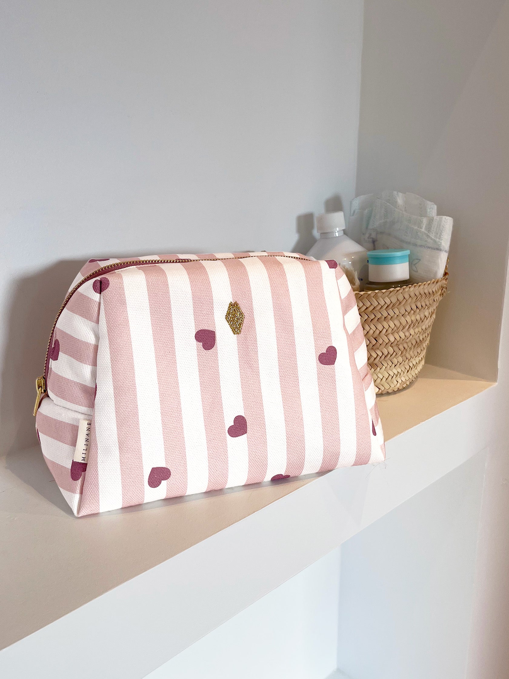 trousse-de-toilette-maman-enfant-bebe-jade-candy-cane-rayures-coeurs-rose-milinane